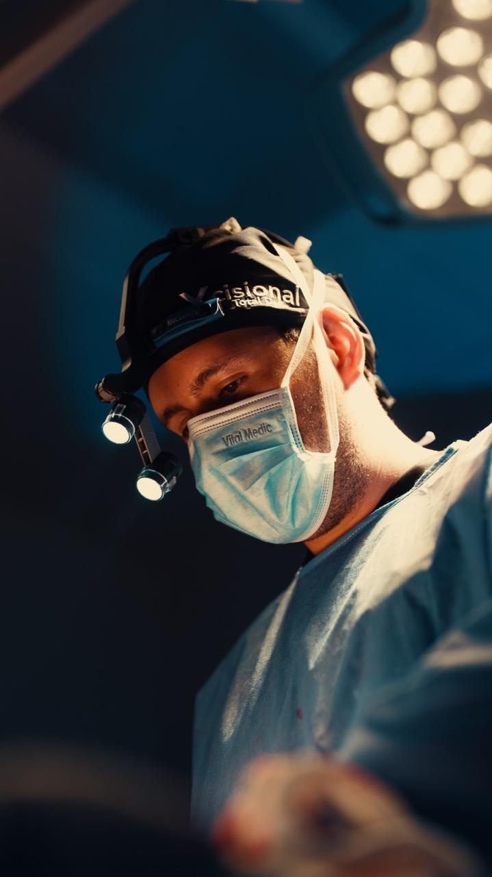 Tummy tuck surgery in Bogotá, Colombia: Dr. Daniel Ramos operating in an accredited surgical center